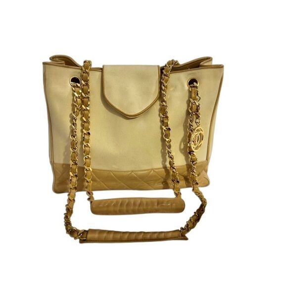 Chanel Chic Two-Tone Designer Tote Bag - Picture 7 of 15